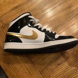 Air Jordan 1 Mid Patent SE ‘Black Gold’